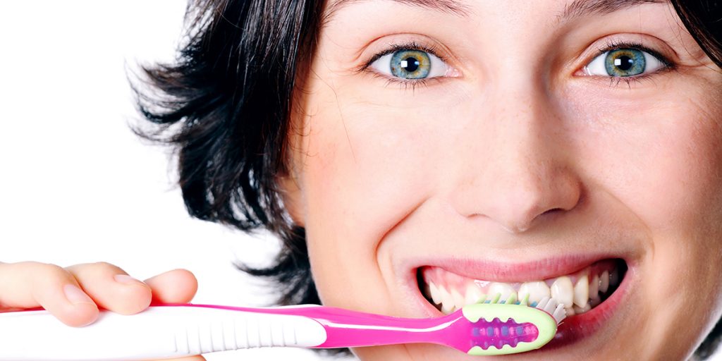 Raspar A Lingua Antes Ou Depois De Escovar Os Dentes Saiba a maneira correta de escovar os dentes - IOB Odontologia